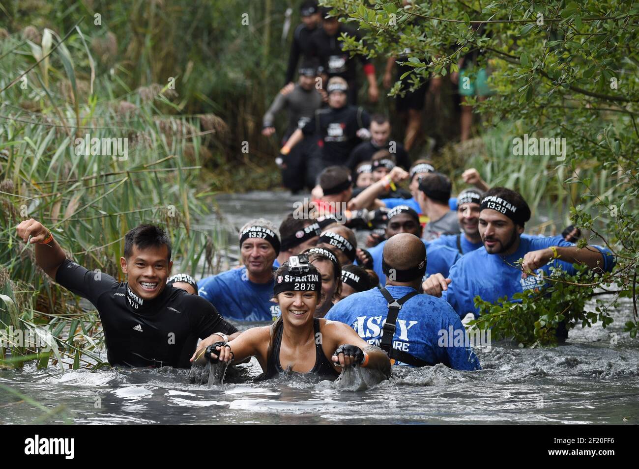 Runners during the Reebok Spartan Race in Jablines, on September 19, 2015.  The Spartan Race is a race in the mud with multiple obstacles. Photo  Philippe Millereau / KMSP /DPPI Stock Photo - Alamy