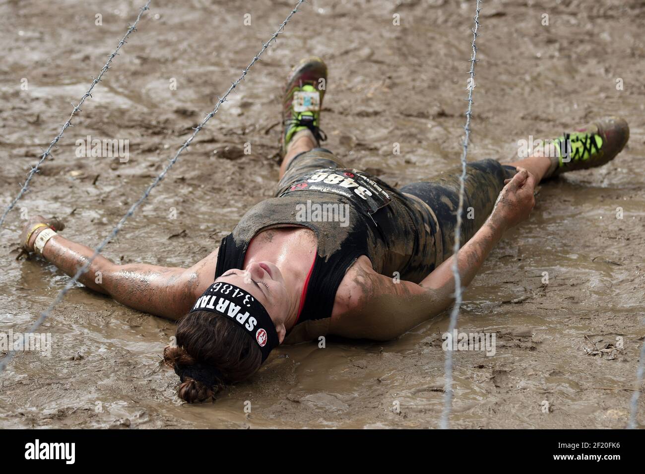 Runner during the Reebok Spartan Race in Jablines, on September 19, 2015.  The Spartan Race is a race in the mud with multiple obstacles. Photo  Philippe Millereau / KMSP /DPPI Stock Photo - Alamy