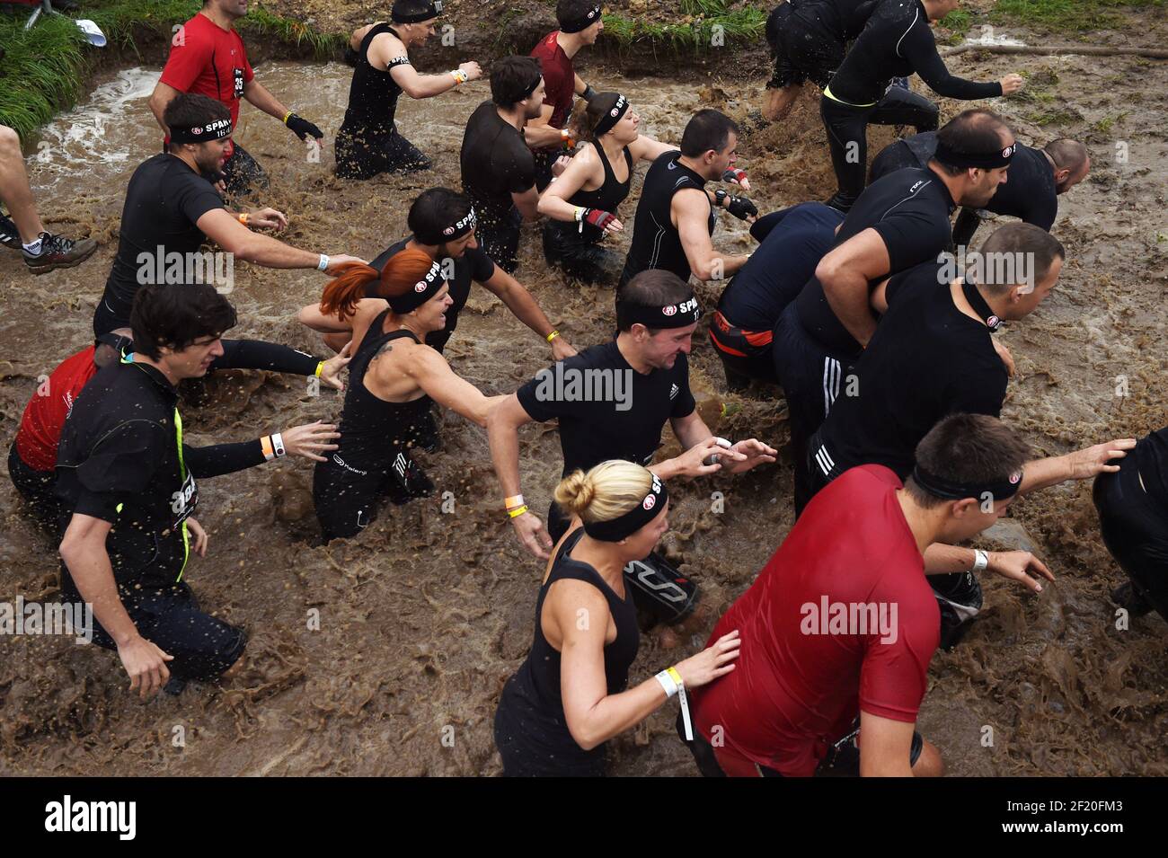 cadena el plastico La playa during the Reebok Spartan Race in Jablines, on September 19, 2015. The Spartan  Race is a race in the mud with multiple obstacles. Photo Philippe Millereau  / KMSP /DPPI Stock Photo - Alamy