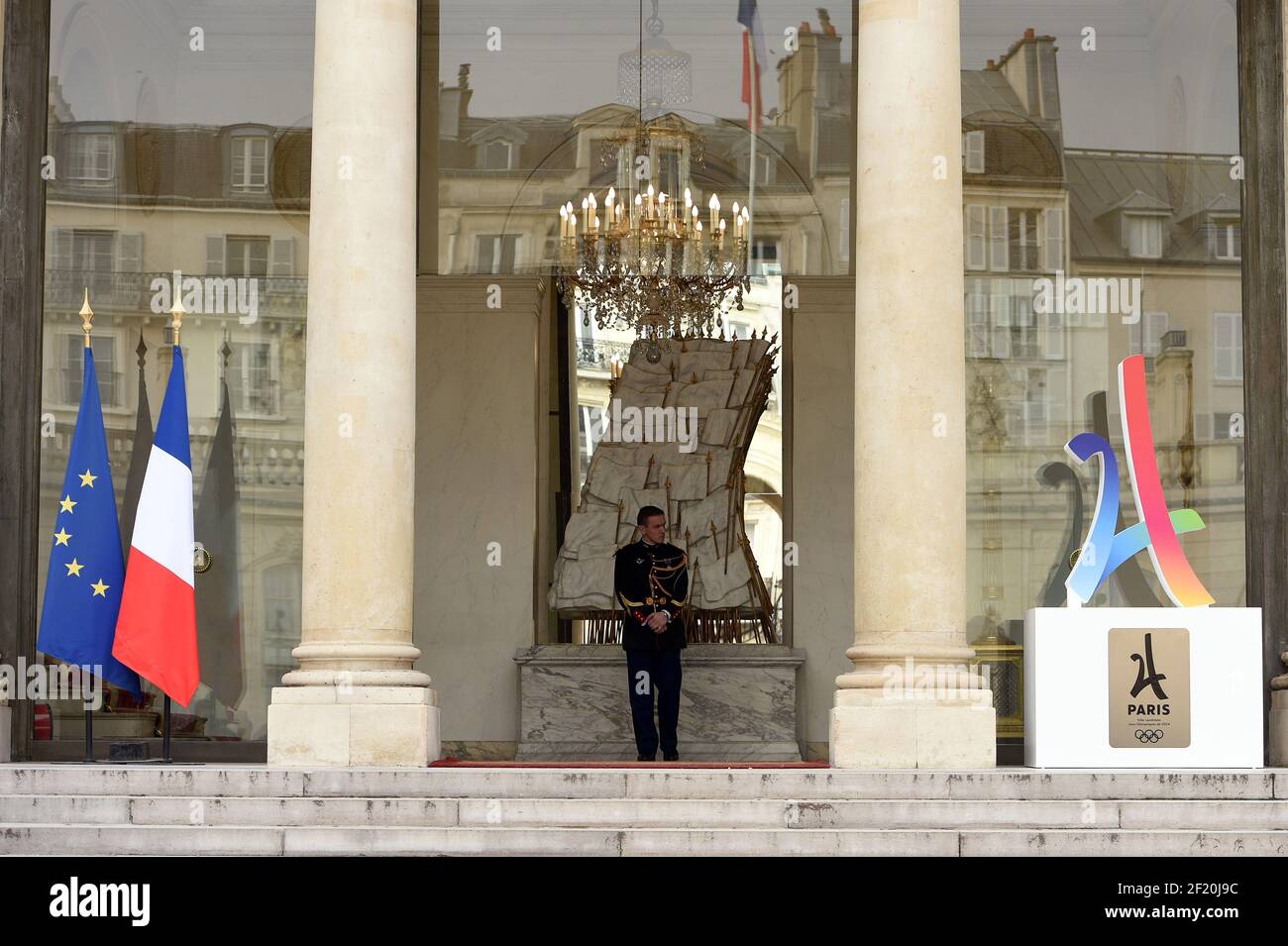 The campaign's official logo of the Paris bid to host the 2024 Olympic