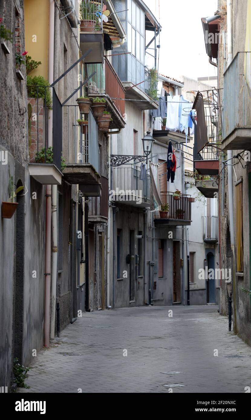 Gasse in Randazzo, Sizilien Stock Photo - Alamy