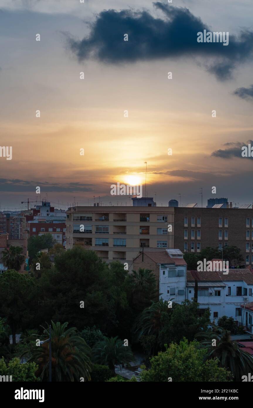 Sun setting over city buildings hi-res stock photography and images - Alamy