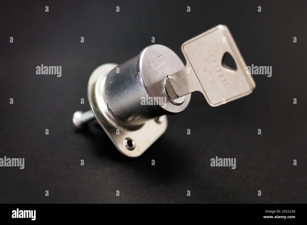 Outer cylinder, round cylinder. Special form of a cylinder lock. Box