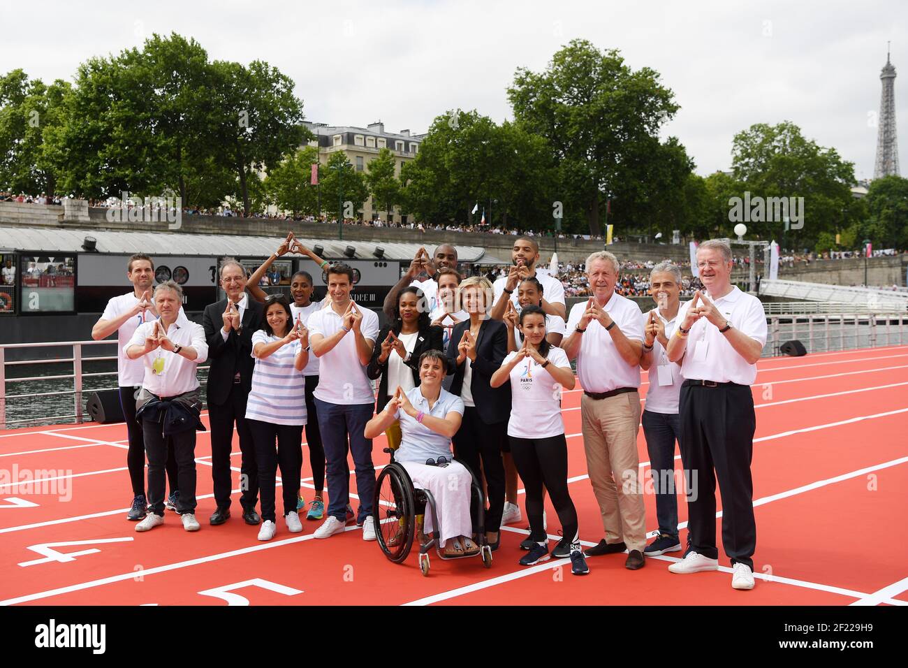 Guillaume Gilles, Thierry Rey, CNOSF President Denis Masseglia, Paris Mayor  Anne Hidalgo, Marie-Jose Perec, Co-president of Paris 2024 candidacy Tony  Estanguet, Minister of Sports Laura Flessel, Teddy Riner, Renaud  Lavillenie, Ile-de-France Region