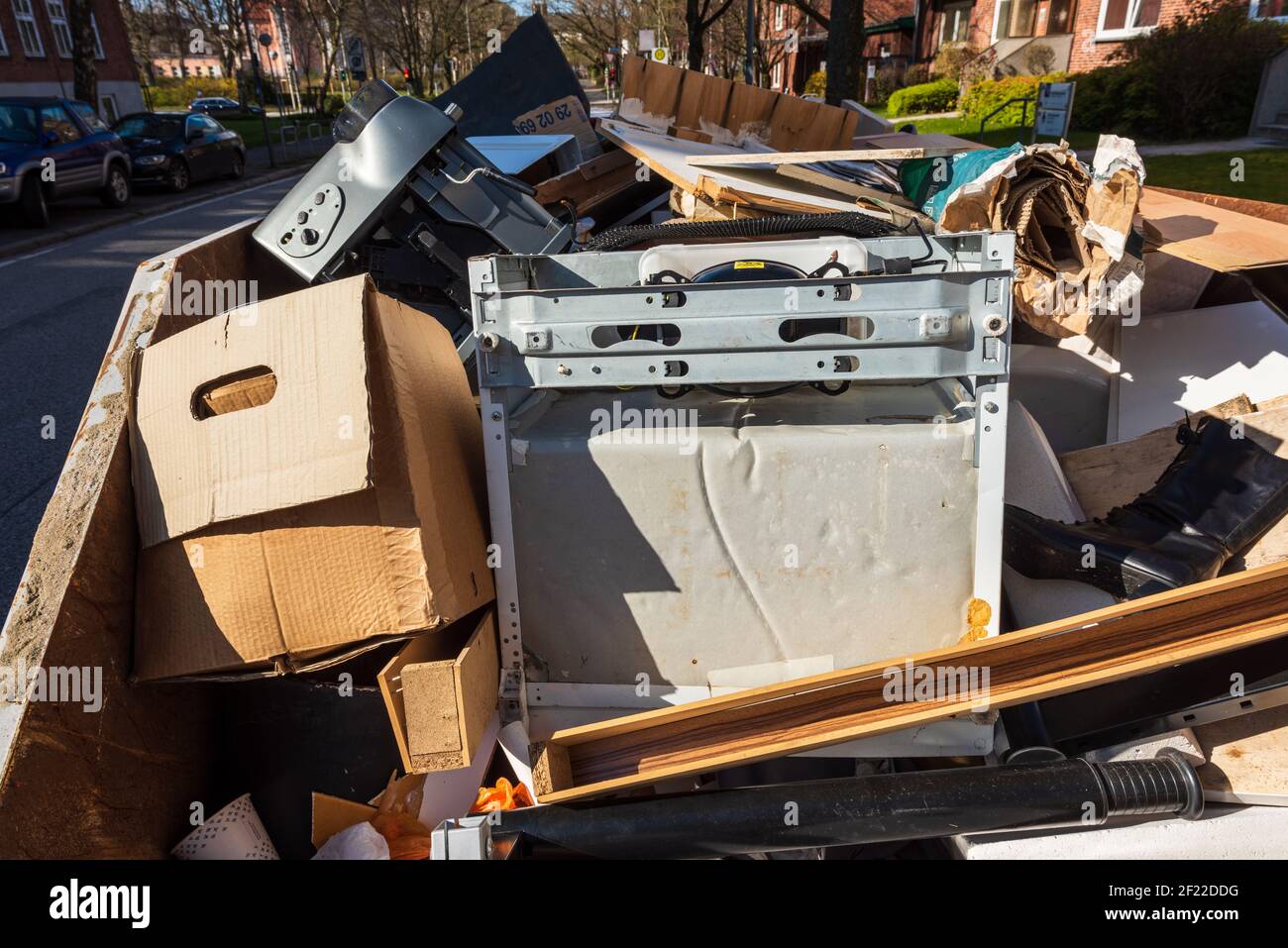 Container gefüllt mit Müll aus einer Haushaltsauflösung Stock Photo