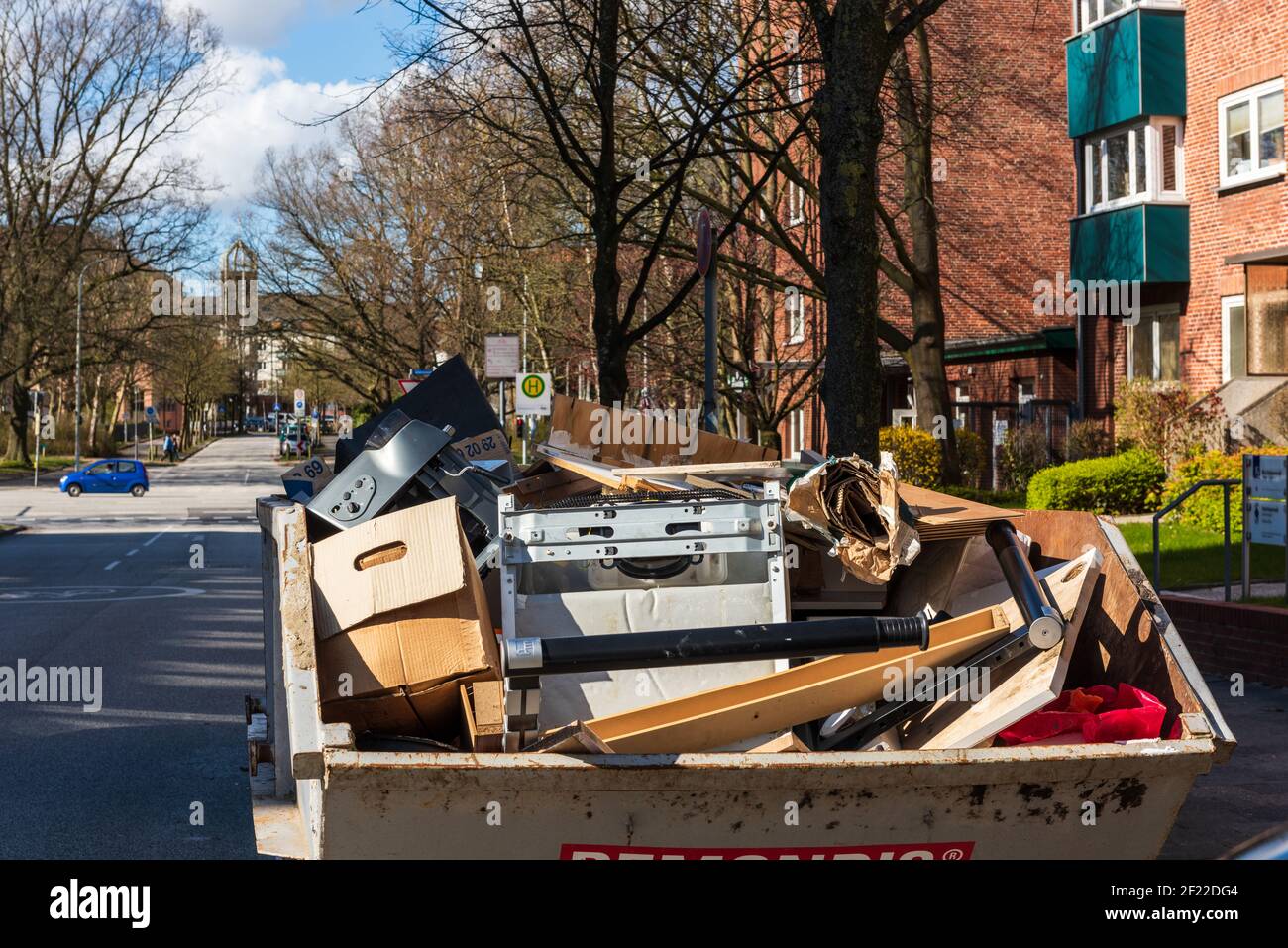 Container gefüllt mit Müll aus einer Haushaltsauflösung Stock Photo