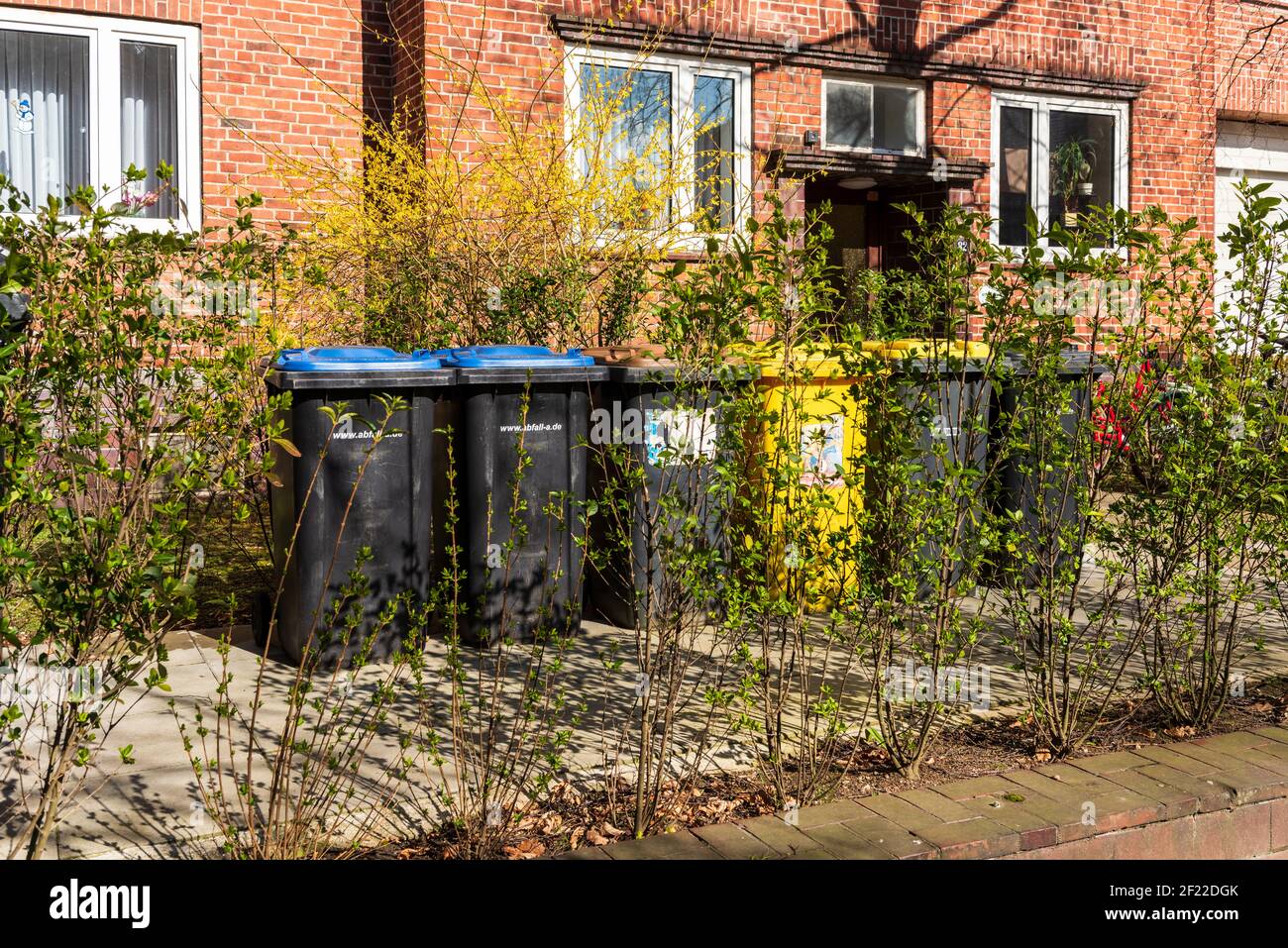 Hausmülltonnen für die Mülltrennung eines Wohnhauses Stock Photo