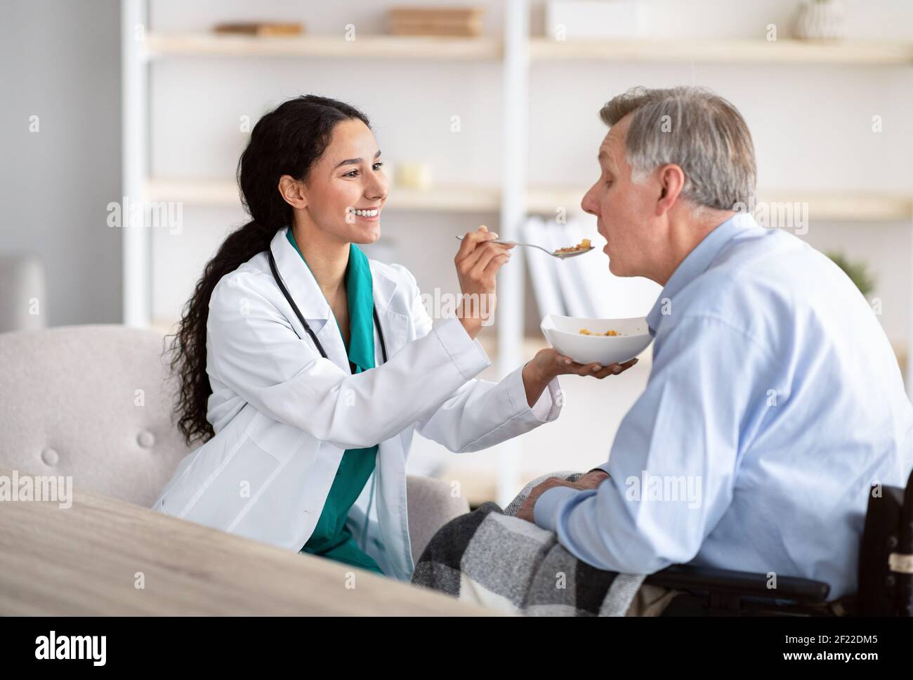 Medical assistance for elderly people with disabilities. Nurse feeding