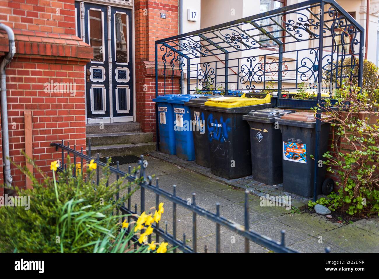 Hausmülltonnen für die Mülltrennung eines Wohnhauses Stock Photo