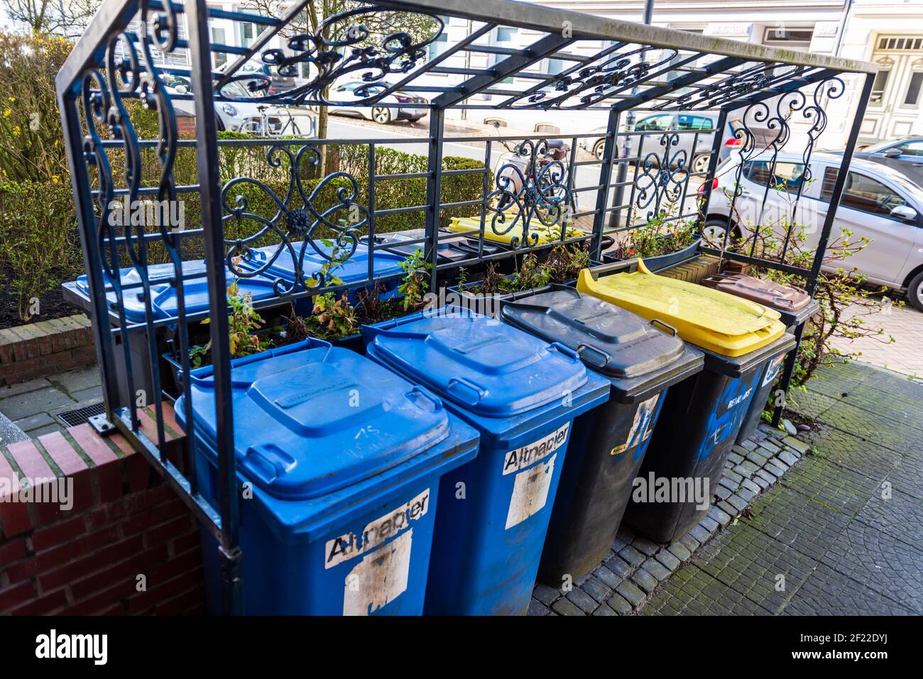 Hausmülltonnen für die Mülltrennung eines Wohnhauses Stock Photo