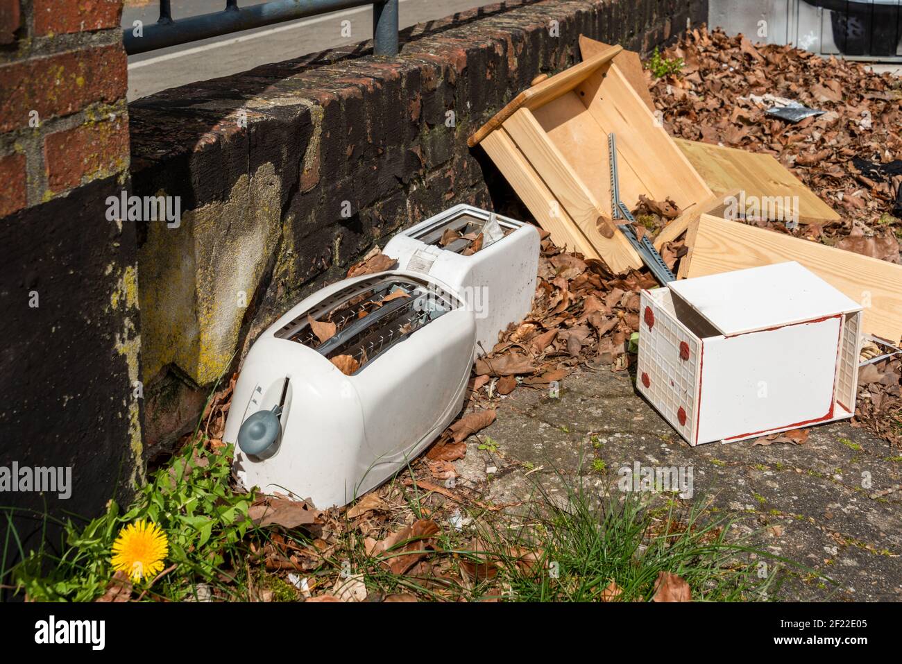 Achtlos weggeworfener Müll sorgen für eine höhere Ungezieferpopulation Stock Photo