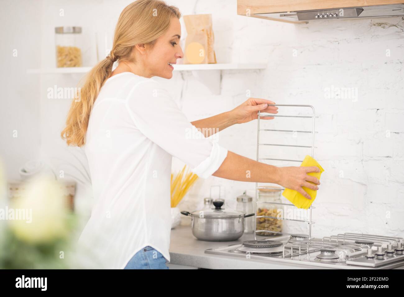Woman cleaning gas stove hi-res stock photography and images - Alamy