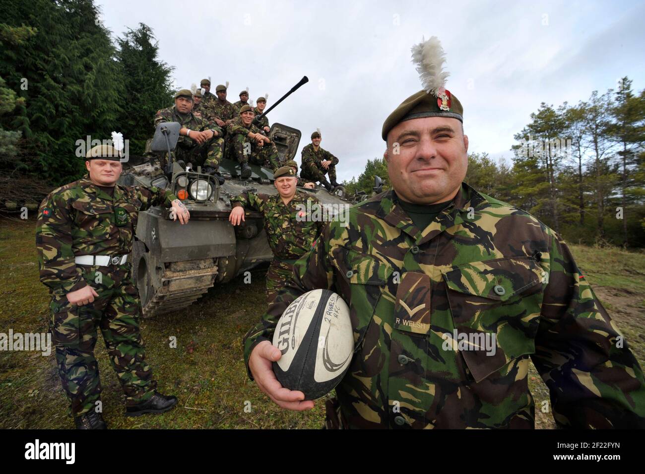 CHRIS BUDGEN OF EXETER  RFC N TIDWORTH GARRISON WITH A WARROR TANK AND THE RUGBY TEAM OF THE 2ND BATT ROYAL WELSH REG WHO HE PLAYS FOR 4/11/2010. PICTURE DAVID ASHDOWN Stock Photo