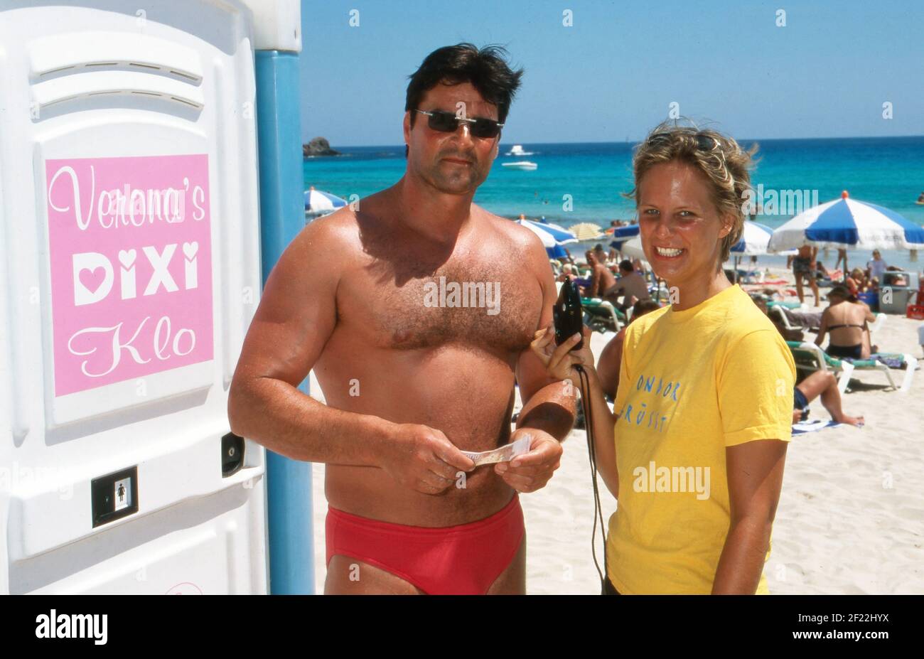 Touristen bezahlen für die Nutzung vom Dixi Klo vom Auftirtt von Verona Feldbusch bei "Big Brother" als Touristenattraktion am Strand von Mallorca, Spanien 2000. Stock Photo