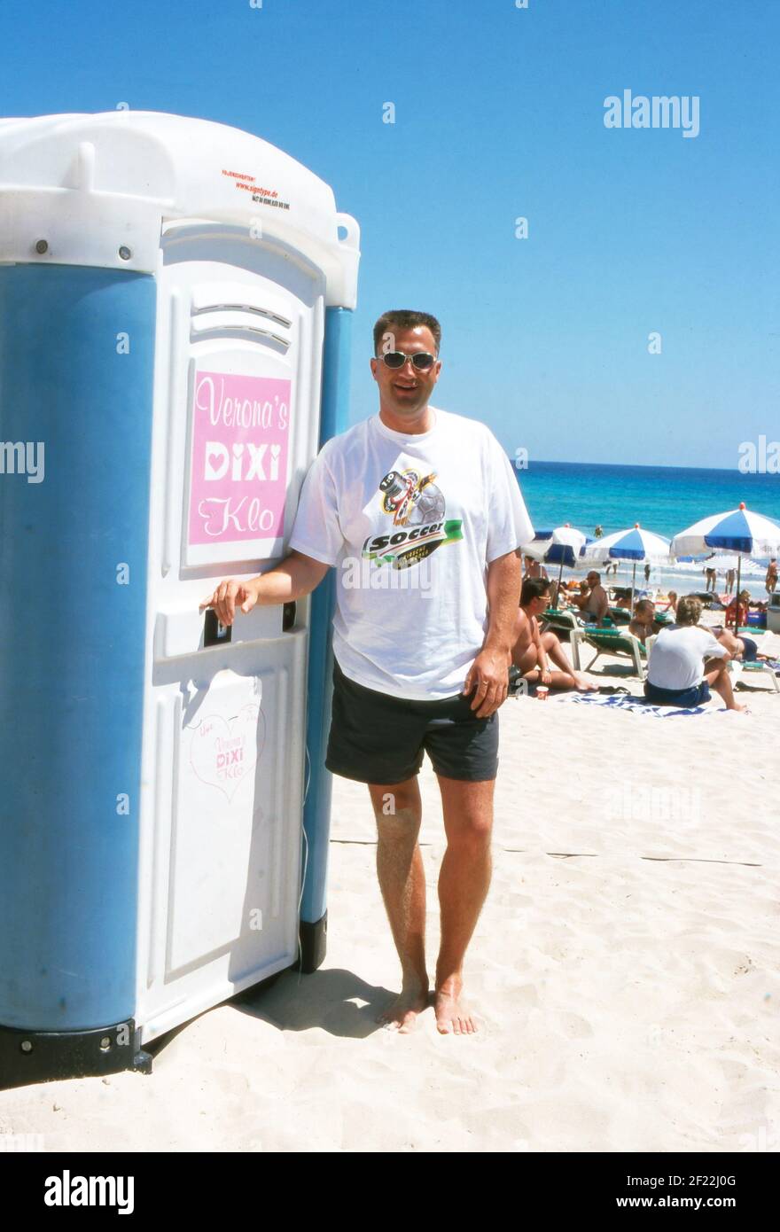 Touristen bezahlen für die Nutzung vom Dixi Klo vom Auftirtt von Verona Feldbusch bei 'Big Brother' als Touristenattraktion am Strand von Mallorca, Spanien 2000. Stock Photo