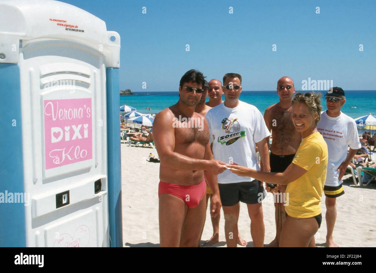 Touristen bezahlen für die Nutzung vom Dixi Klo vom Auftirtt von Verona Feldbusch bei 'Big Brother' als Touristenattraktion am Strand von Mallorca, Spanien 2000. Stock Photo