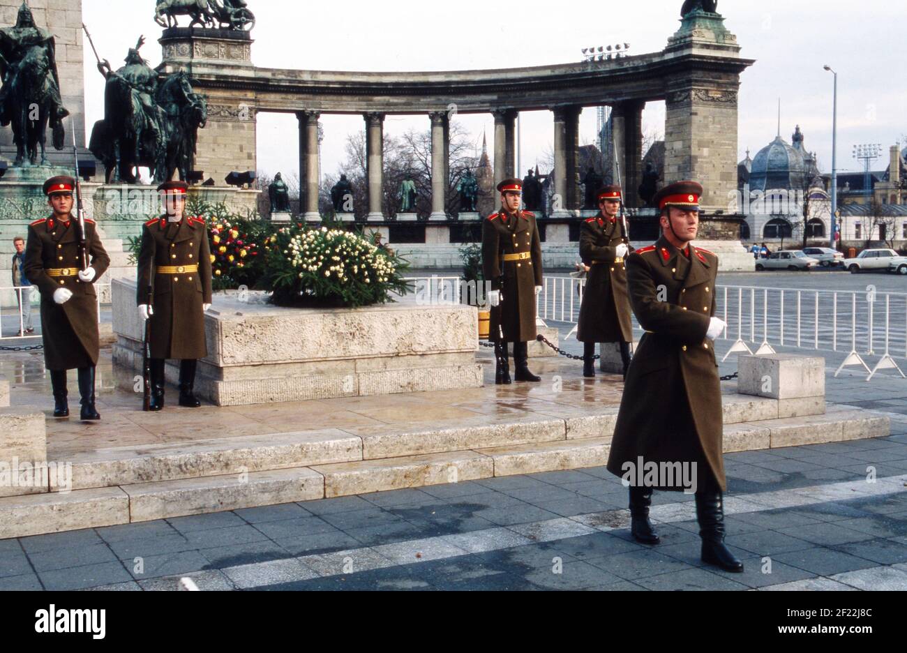 Soldaten beim Wachwechsel am Heldenplatz vor den Kolonnaden in Budapest, Ungarn 1989. Stock Photo