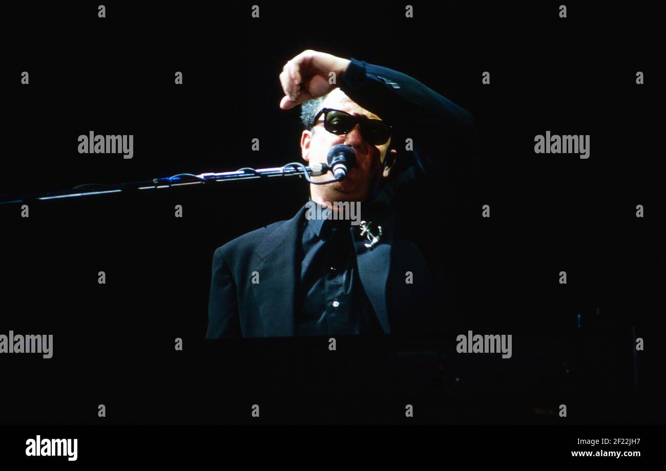 Billy Joel live in concert, Hamburg, Deutschland 1990 Stock Photo Alamy