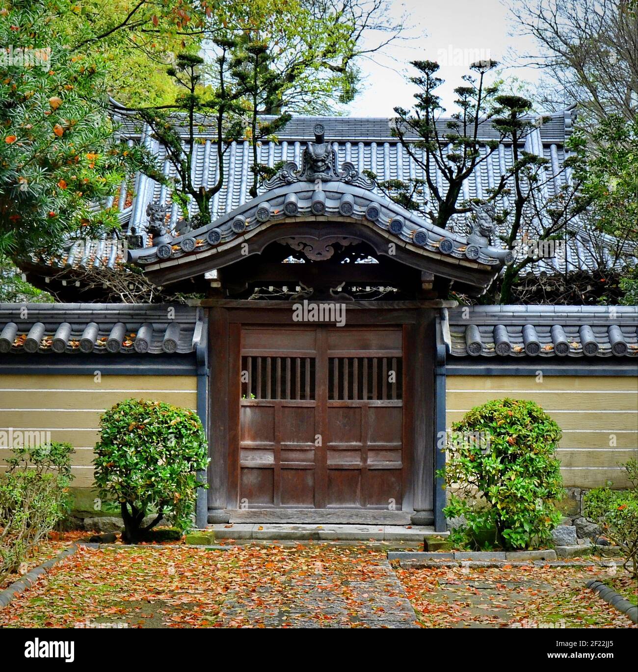 Japanese temple wooden door wall hi-res stock photography and images ...