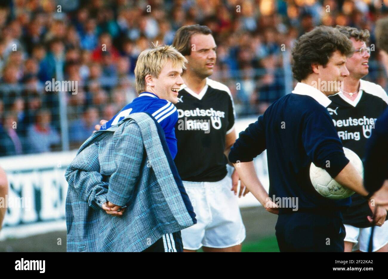 Hape Kerkeling beim Promi-Fußball-Turnier zugunsten der Marathon-Opfer im Stadion am Millerntor in Hamburg, Deutschland 1987. Stock Photo