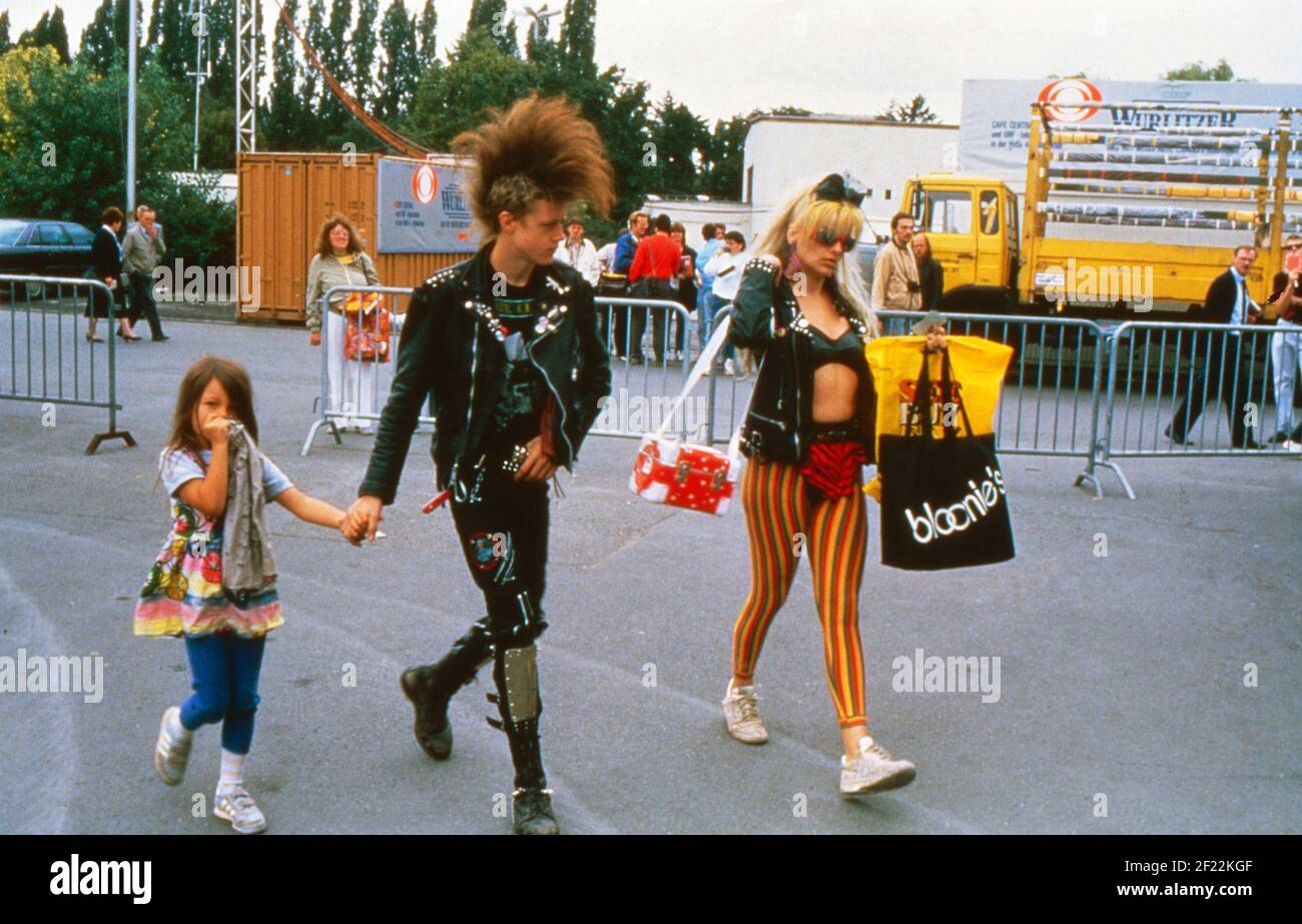 Nina Hagen mit Ehemann Iroquois und Tochter Cosma Shiva auf der IFA in Berlin, Deutschland 1987. Stock Photo