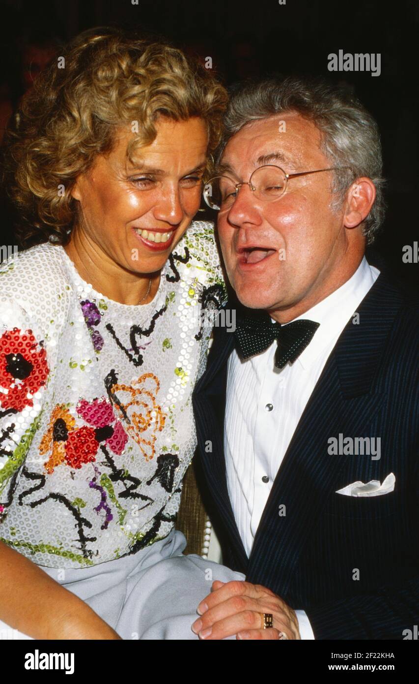 Witta Pohl auf dem Schoss von Edgar Bessen bei der Galanacht der Lübecker Presse in Lübeck, Deutschland 1988. Stock Photo