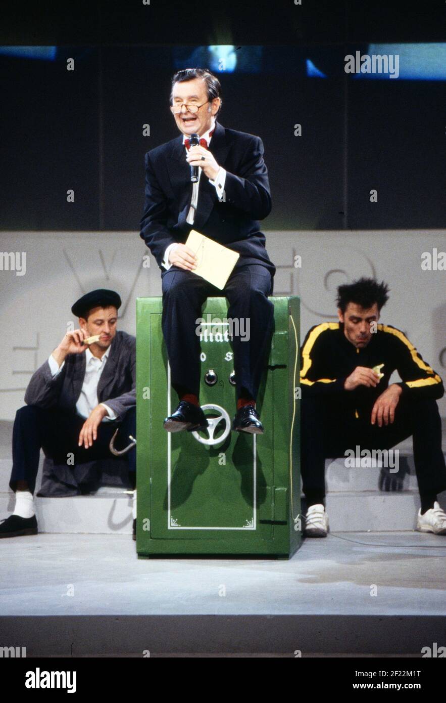 Prominenz auf der IFA in Berlin, Deutschland 1989, hier: Ernst H. Hilbich auf einem Tresor Stock Photo