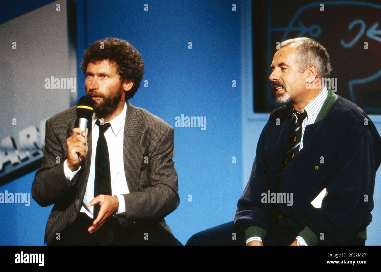 Fußballer Paul Breitner und Sportmoderator Heribert Faßbender auf der IFA in Berlin, Deutschland 1989. Stock Photo