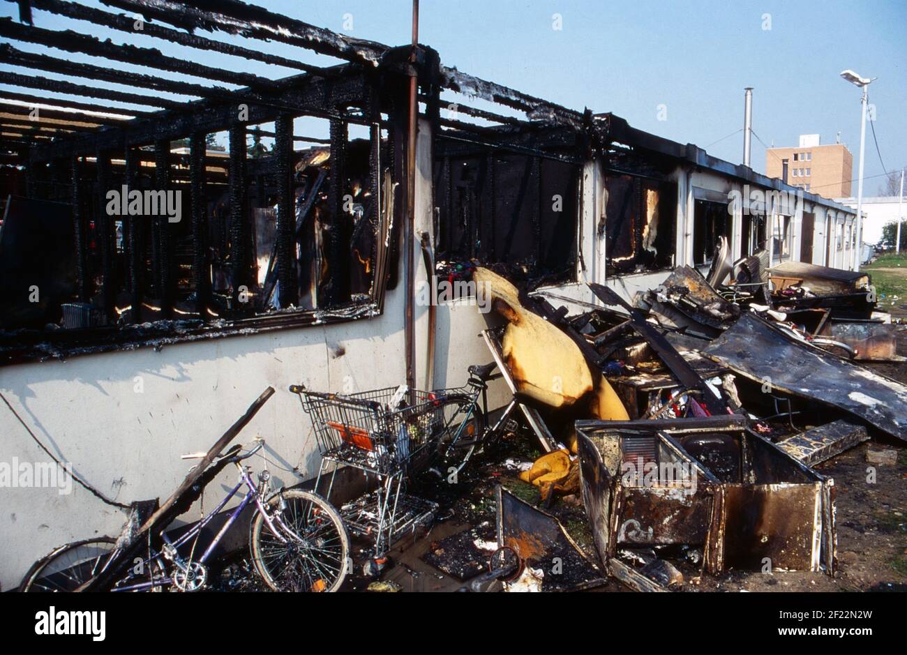 Überreste von Habseligkeiten am Tag nach einem Feuer in einem Asylbewerberheim in Neuss, Deutschland 1997. Stock Photo