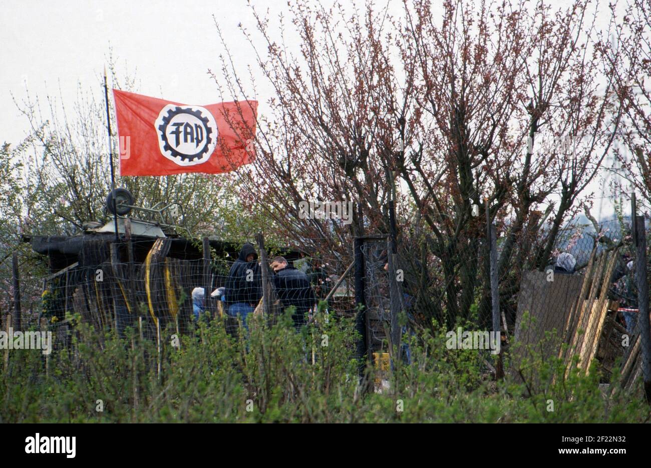 Neonazis verschanzen sich in einem Schrebergarten bei einer Anti-Nazi-Demo in Mainz-Gonsenheim, Deutschland 1993. Stock Photo