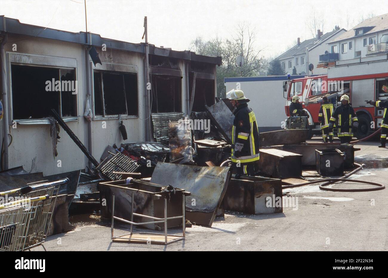 Feuerwehrleute im Einsatz am Tag nach einem Feuer in einem Asylbewerberheim in Neuss, Deutschland 1997. Stock Photo