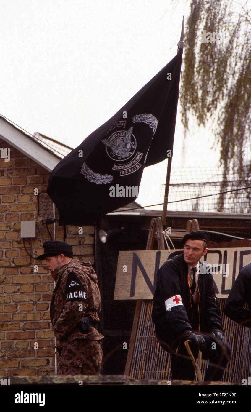 Neonazis verschanzen sich in einem Schrebergarten bei einer Anti-Nazi-Demo in Mainz-Gonsenheim, Deutschland 1993. Stock Photo