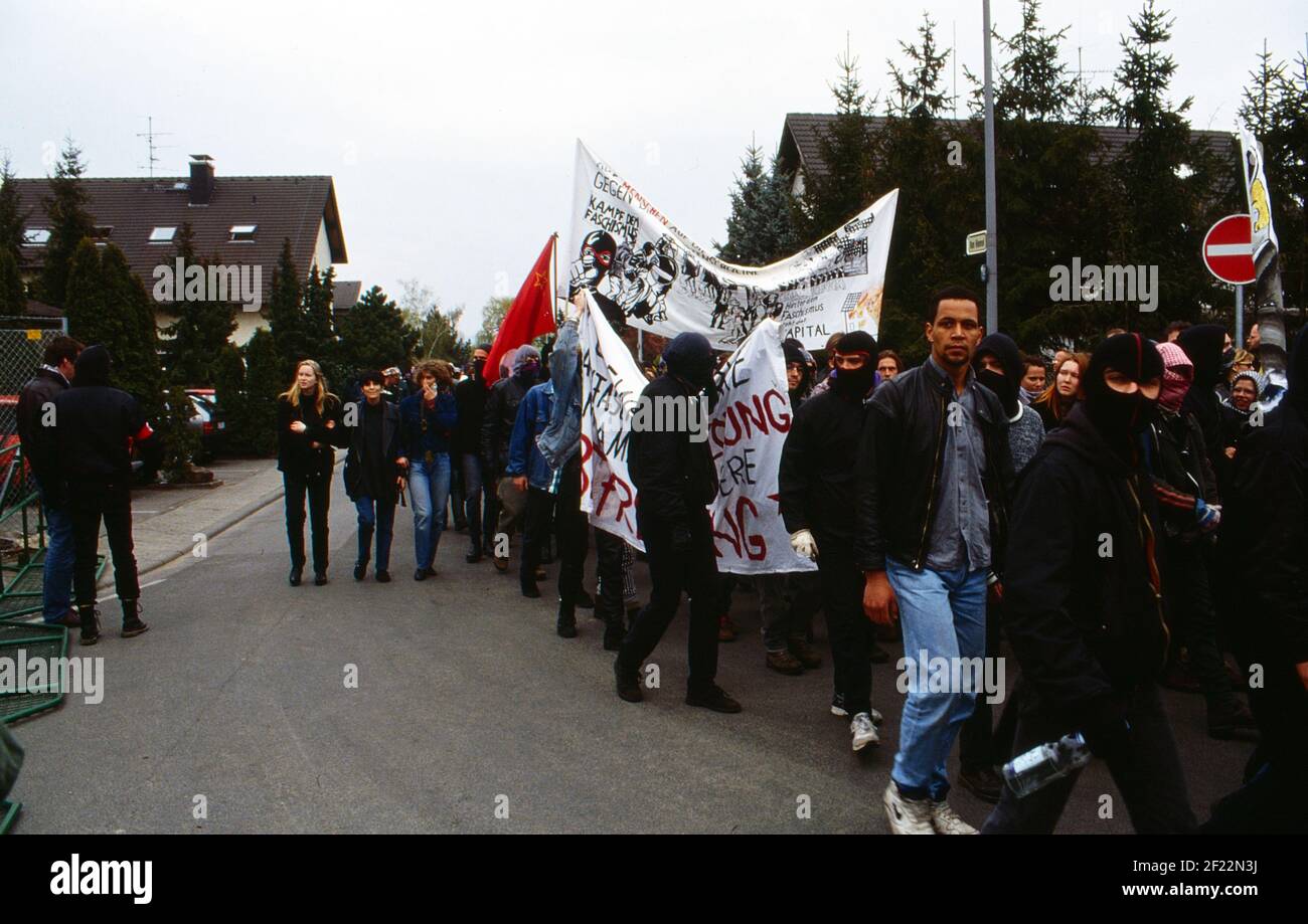 Protestzug einer Anti-Nazi-Demo in Mainz-Gonsenheim, Deutschland 1993. Stock Photo