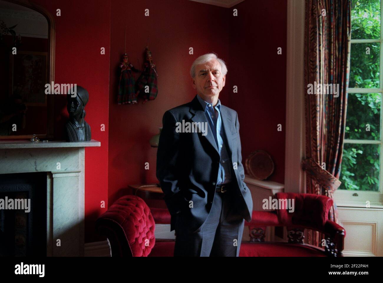 JOHN HUMPHRYS AT HIS HOME IN WEST LONDON26/9/00 TOM PILSTON Stock Photo