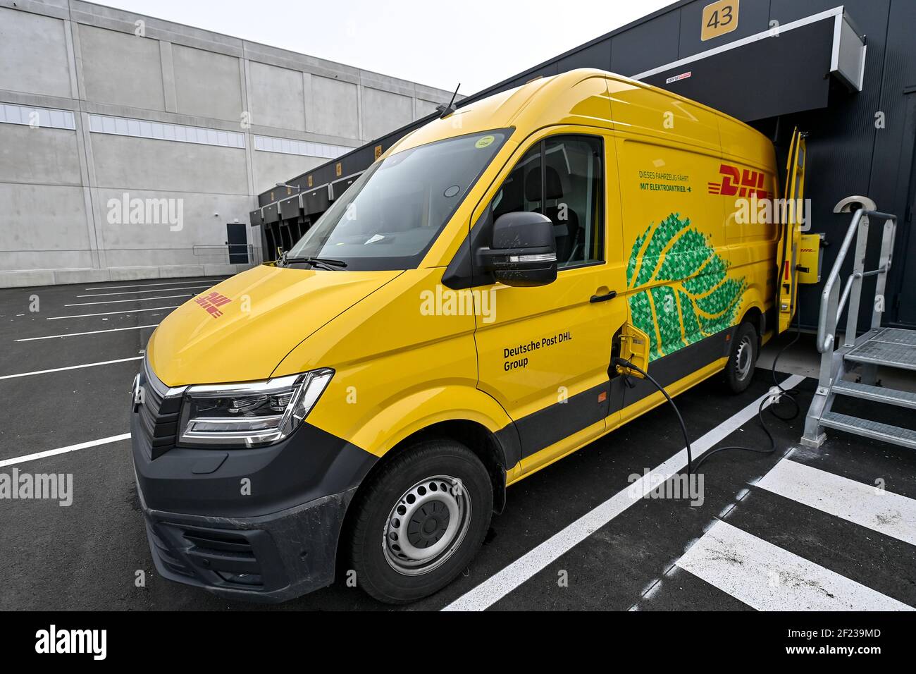 Dhl express hi-res stock photography and images - Alamy