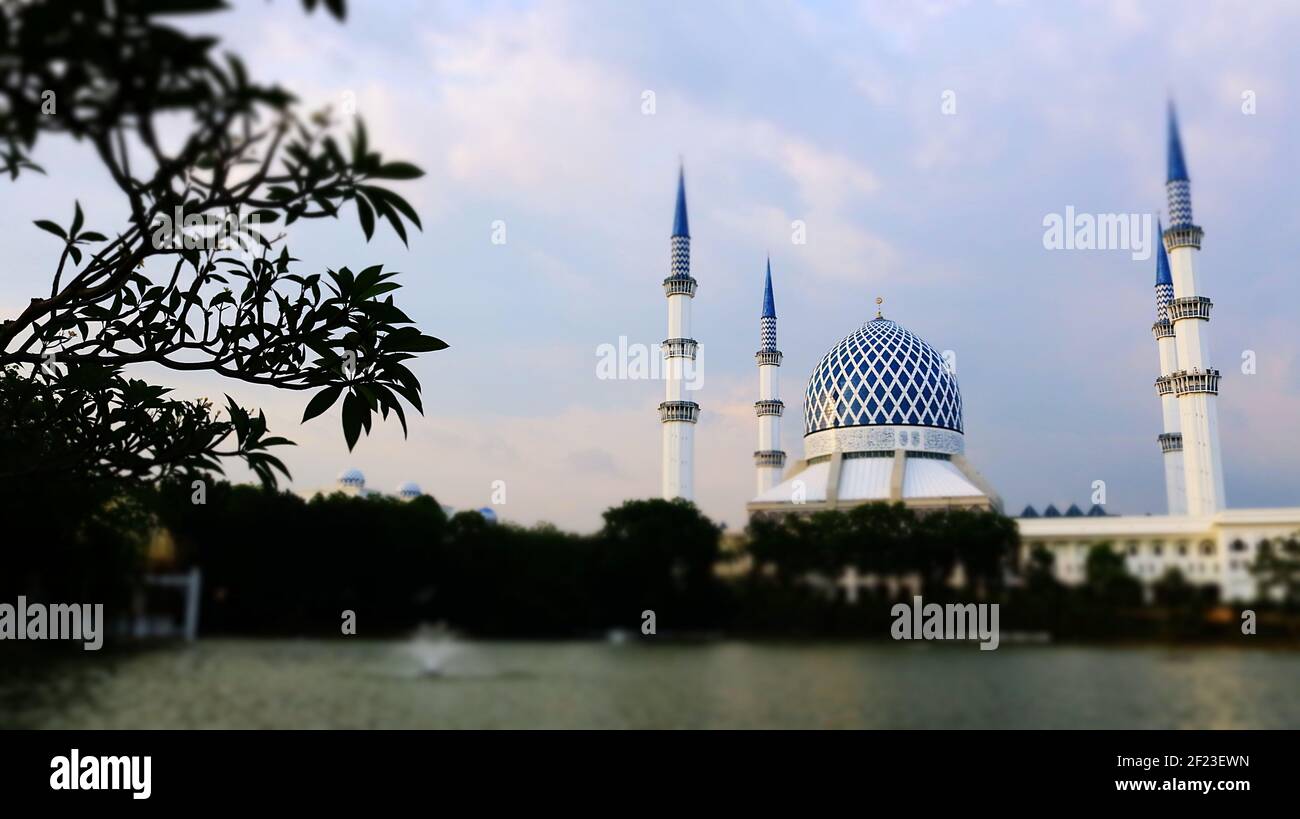 Blue Mosque: The Sultan Salahuddin Abdul Aziz Shah Mosque, is the state mosque of Selangor, Malaysia located in Shah Alam Stock Photo