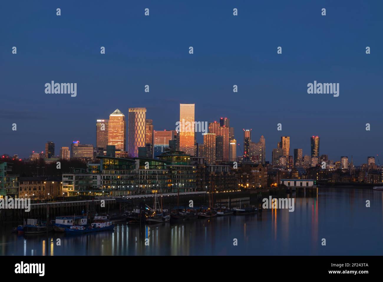 Canary wharf skyline at dusk hi-res stock photography and images - Alamy
