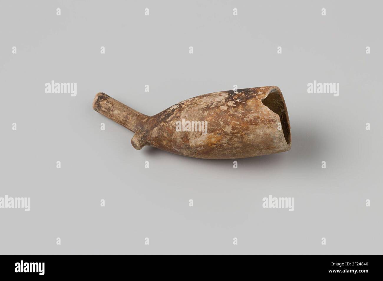 Pijpenkop with piece of stem from the wreck of the East India Hollandia.Pipe, Bowl, Healmar: Crowned 47; 2HSM1. Stock Photo