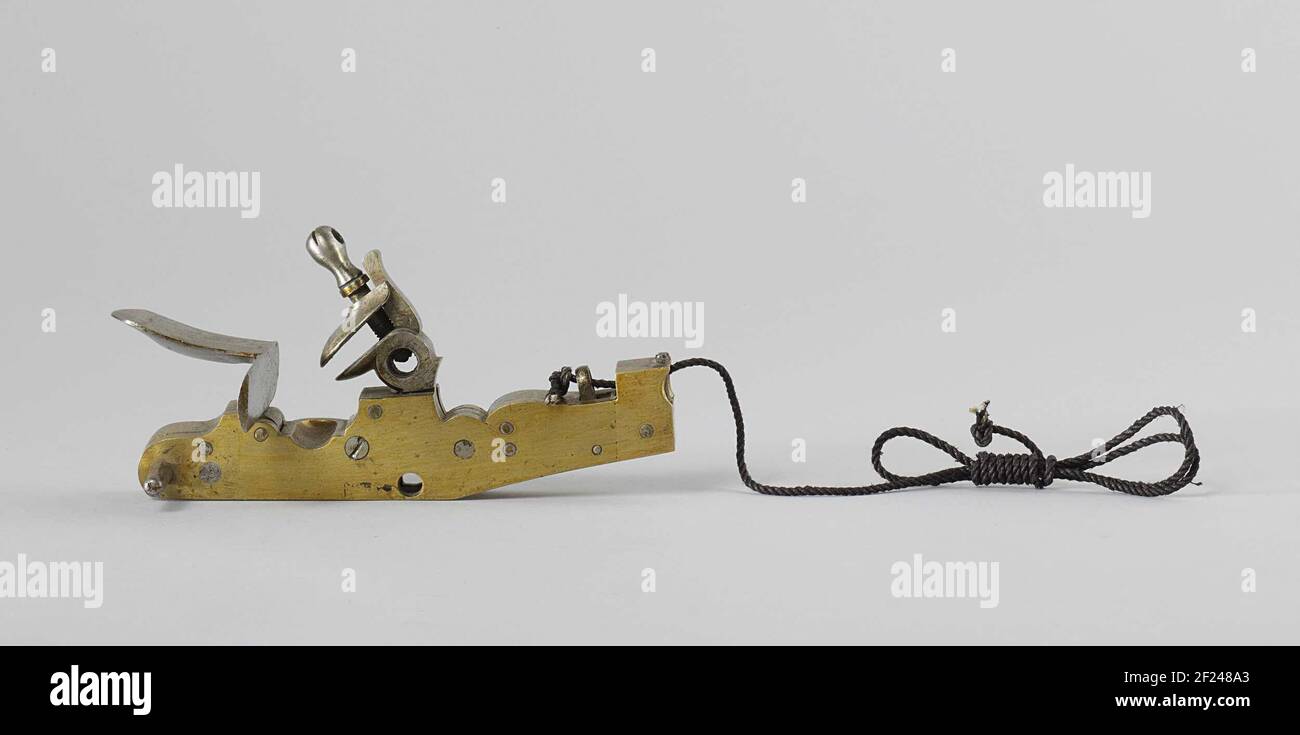 Gunlock (Flintlock) for a 6-Pounder Cannon.Right cannon lock (flint ...