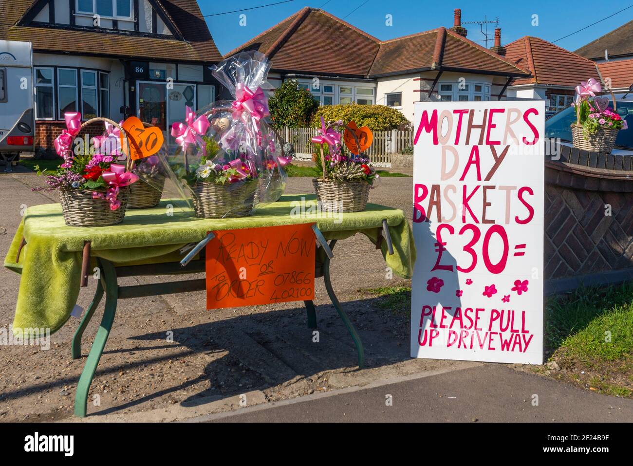 Home yard stall selling Mothers Day flower baskets in Southend on Sea, Essex, UK. Mothering Sunday gifts. Homemade Stock Photo