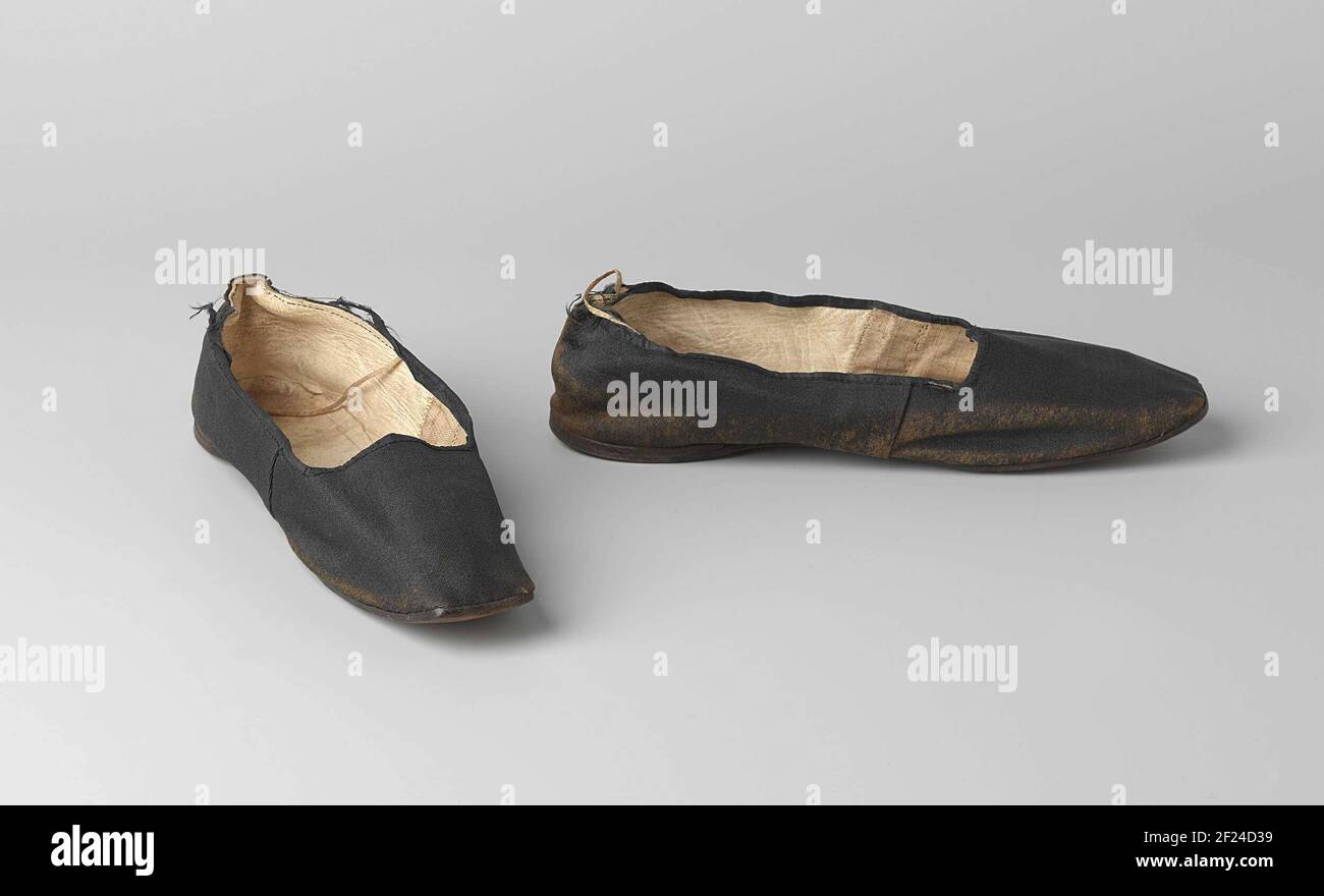 Schoen van zwart katoen met kleine sleehak.Shoe of black cotton. No right /  left difference. Built-in heel of one layer leather. Spire tapered  forefoot. Square nose. Binding closure in a sides Stock