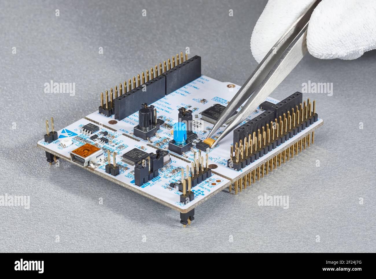 Electronics lab hi-res stock photography and images - Alamy