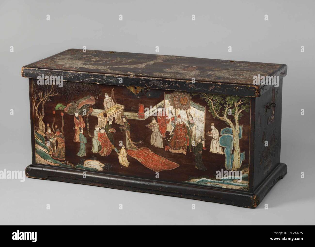 Kist met deksel, versierd met voorstellingen in "gesneden" lak..Coffin with  lid decorated with performances in "sliced" lacquer in red, blue, white and  green on black ground. On the front the poet li