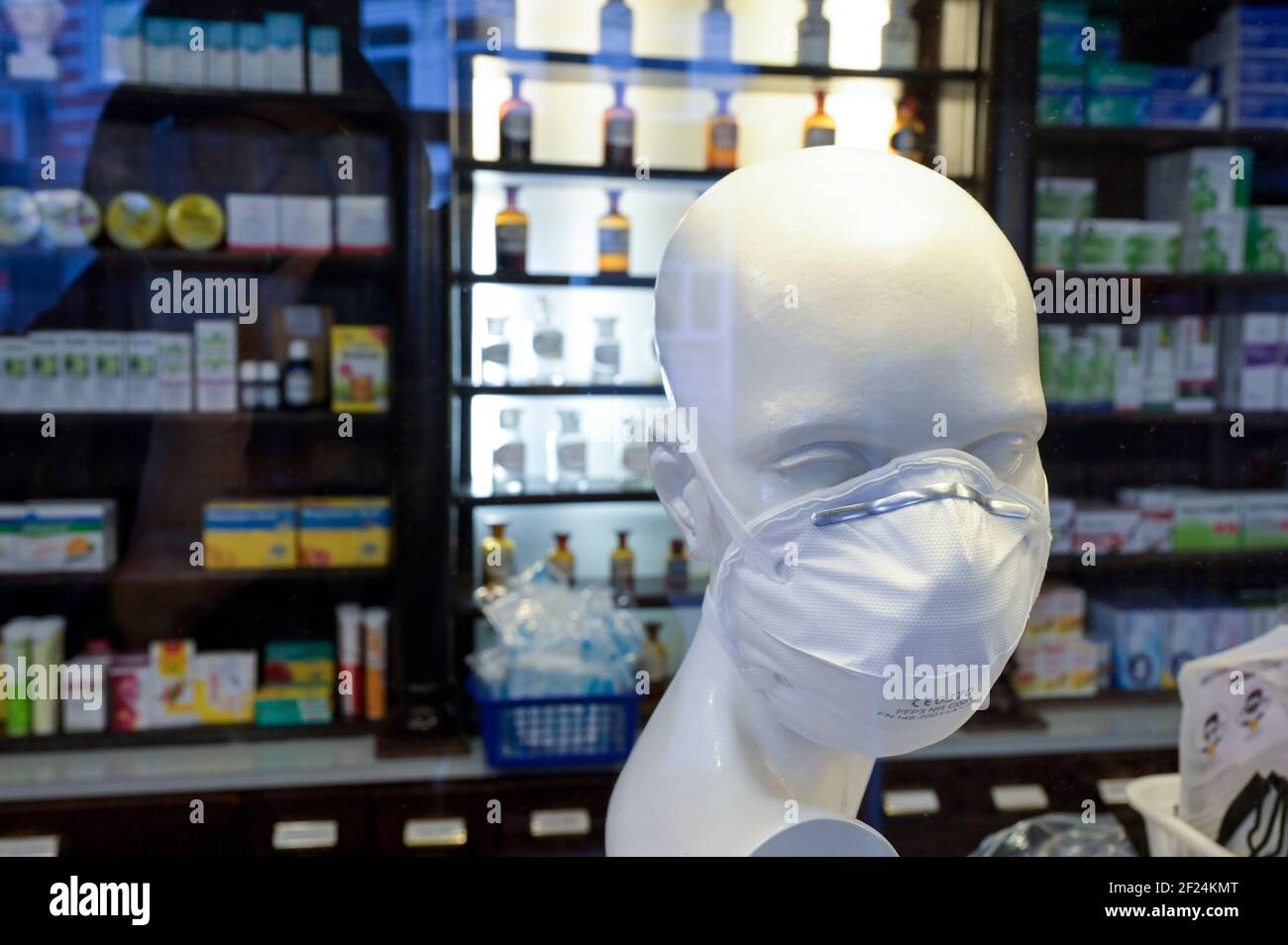 GERMANY, Hamburg, corona pandemic, dispensary sells medical and FFP2 masks / Corona Pandemie, Verkauf von medizinische FF P2 und FF P3 Masken in Apotheke Stock Photo