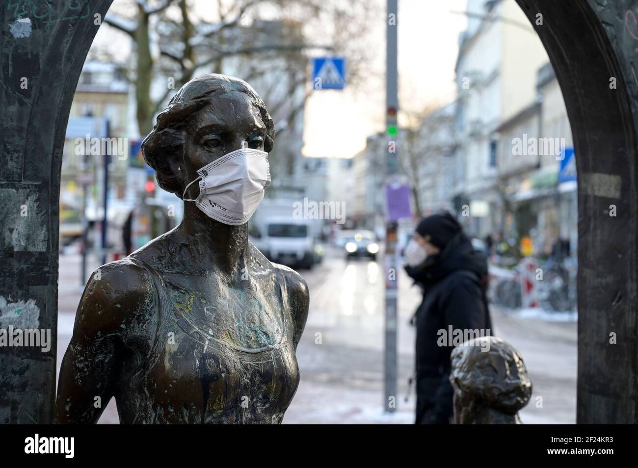 GERMANY, Hamburg, corona pandemic, woman sculpture with medical mask / DEUTSCHLAND, Hamburg, Corona Pandemie, Skulptur mit Maske Stock Photo