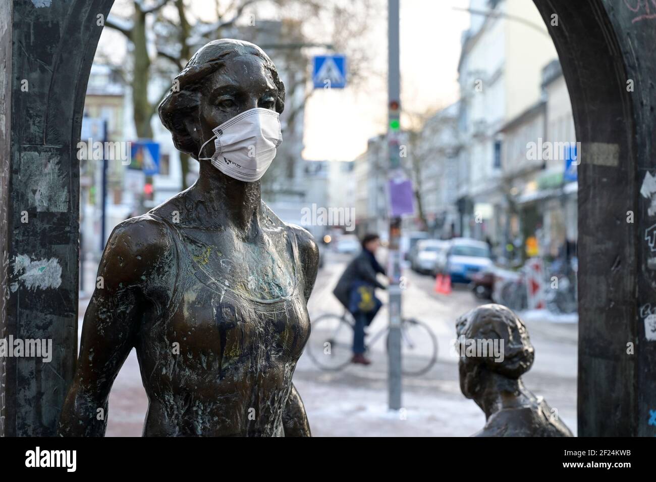 GERMANY, Hamburg, corona pandemic, woman sculpture with medical mask / DEUTSCHLAND, Hamburg, Corona Pandemie, Skulptur mit Maske Stock Photo