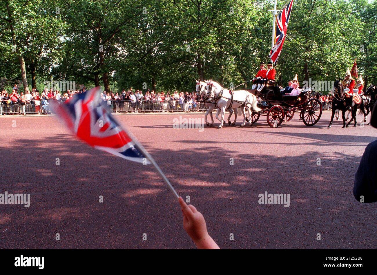 THE QUEEN MOTHER AND PRINCE CHARLES RIDE DOWN THE MALL TO THE BIRTHDAY PAGEANT ON HORSEGUARDS PARADE. Stock Photo