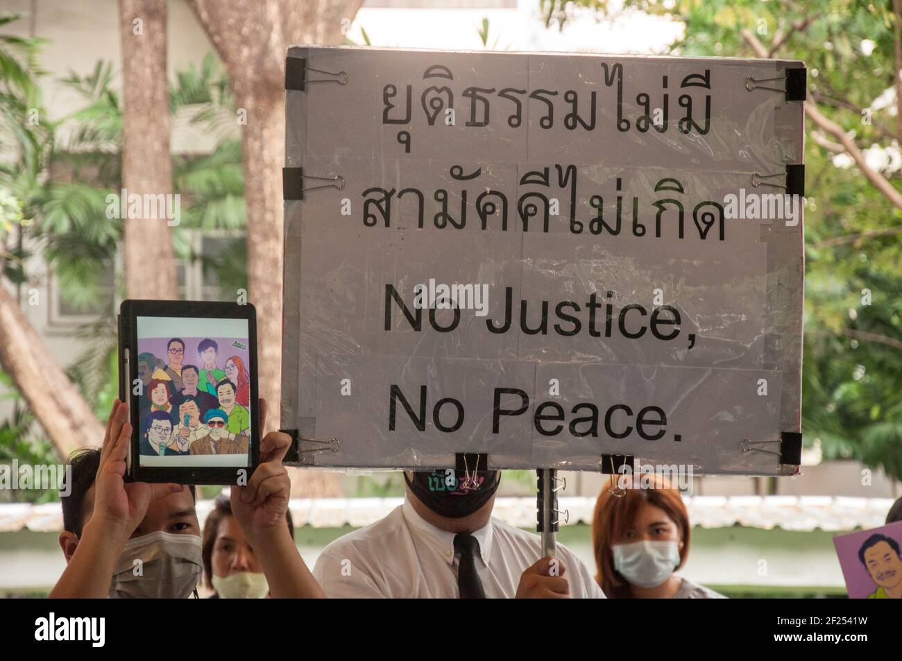 A protester holds a placard during the demonstration.Pro-democracy protesters held a protest at Chulalongkorn University in Bangkok demanding justice from the court and release of arrested Pro-democracy activists who were charged with lese majeste law (Article 112 of the Thai criminal code) (Photo by Peerapon Boonyakiat / SOPA Images/Sipa USA) Stock Photo