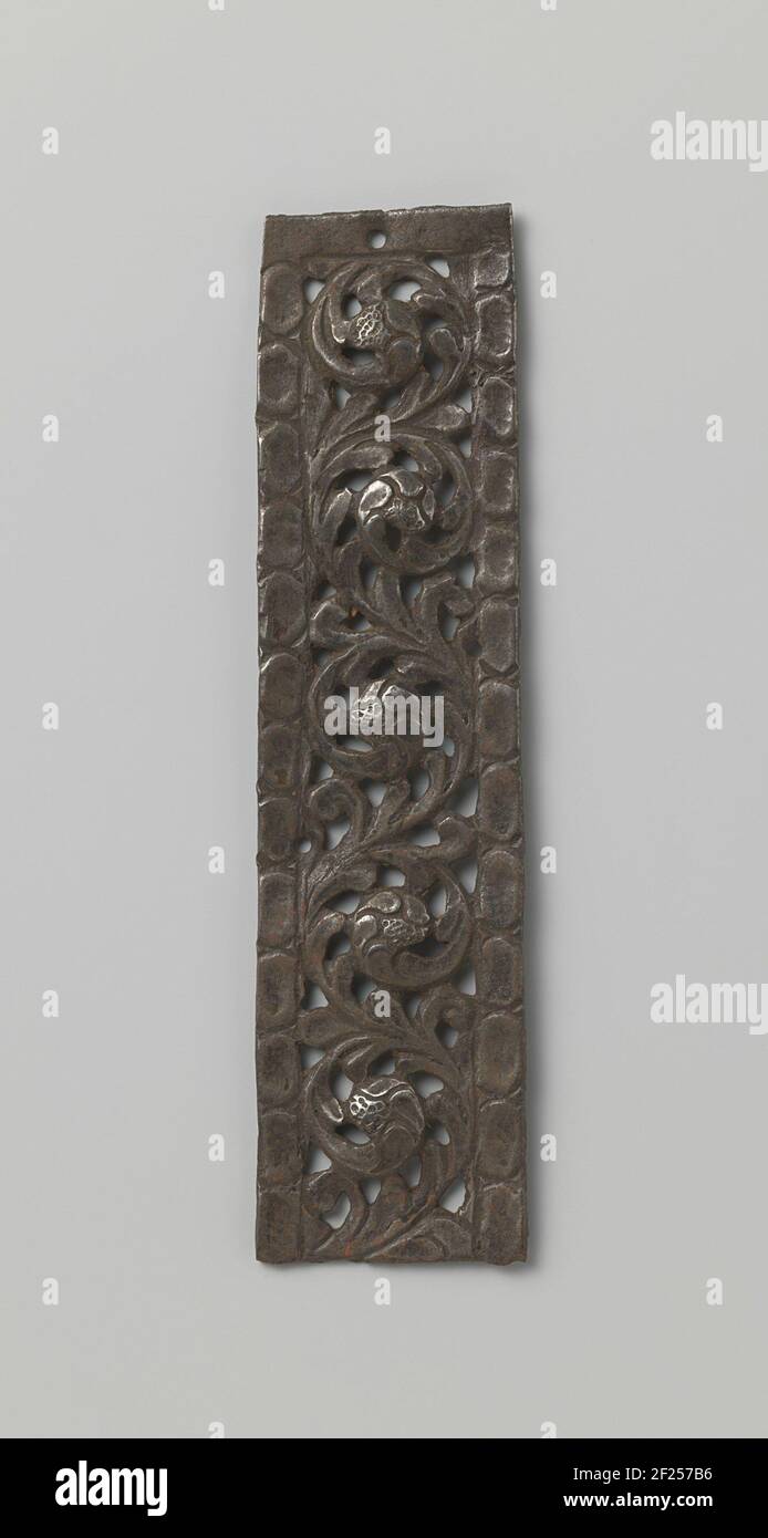 Beslag versierd gekrulde bladmotieven.Rectangular, opened piece of batter of tinned iron. The wide middlebaan consists of leaf motifs that are unexulated in spiral form, turn right and clockwise. In addition, two narrow paths have been applied with oval planes such as decoration. The top is closed with a plain track. Stock Photo