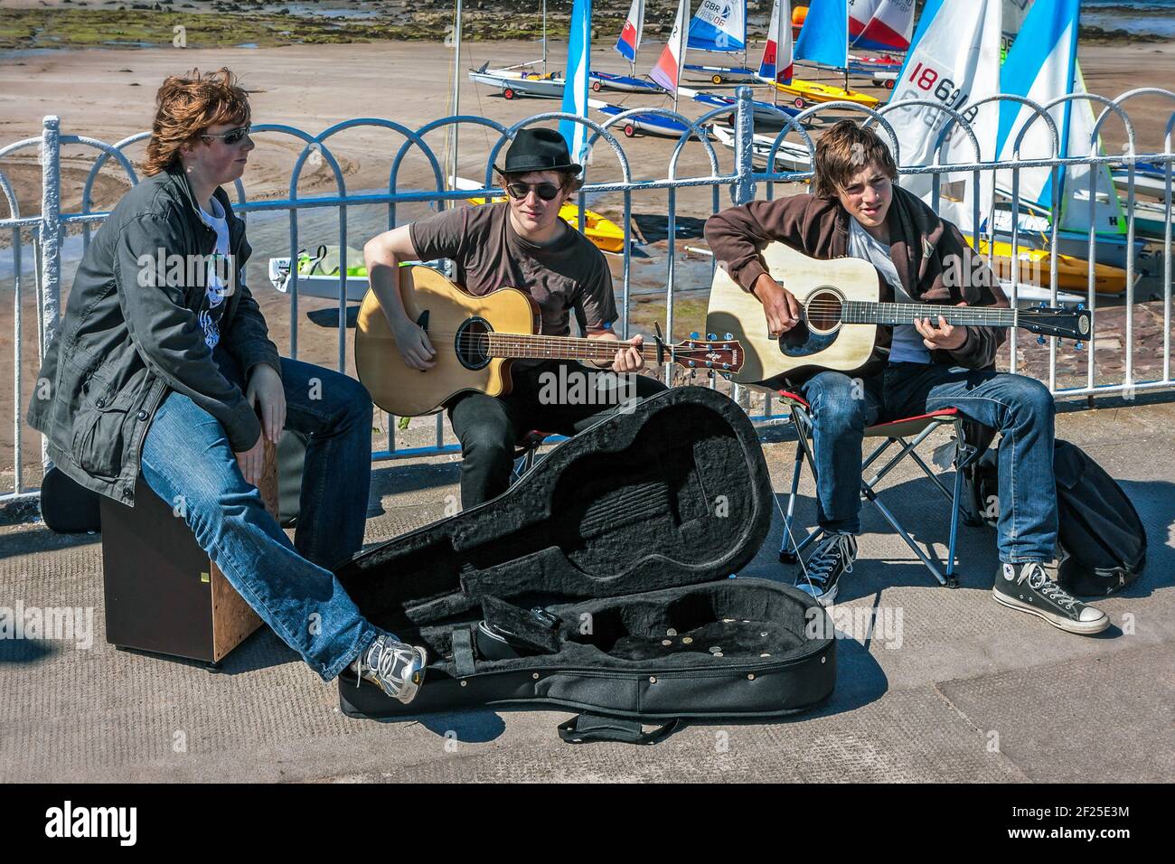 Busking guitars hires stock photography and images Alamy